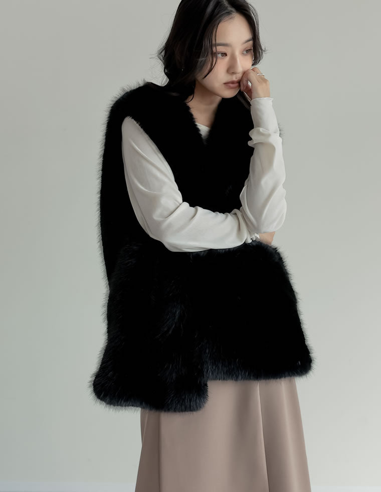 【新品タグ有り】Rady ファーファイバーダウンベスト ブラック ❤︎ Rady ファーベスト