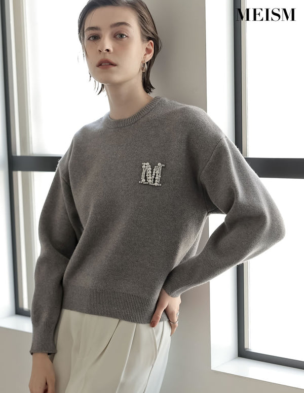 [MEISM by Re:EDIT][2025AW COLLECTION]Mビジューエンブレムニットトップス