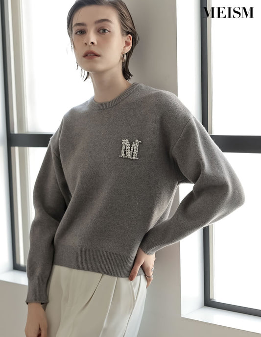 【TIME SALE 15%OFF】[新色追加][MEISM by Re:EDIT]Mビジューエンブレムニットトップス