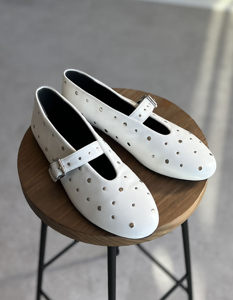 ラウンドトゥスタッズフラットシューズ - シューズ通販 | 人気