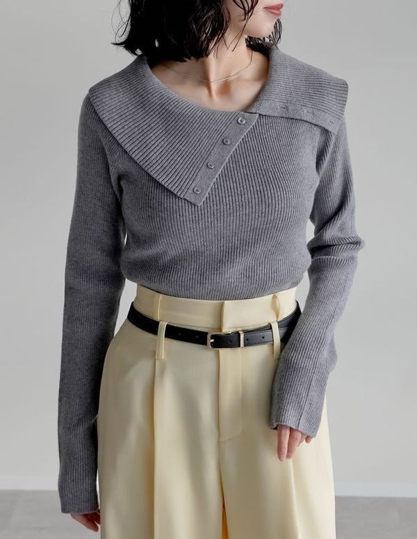 ボタン付きアシンメトリーネックトップス