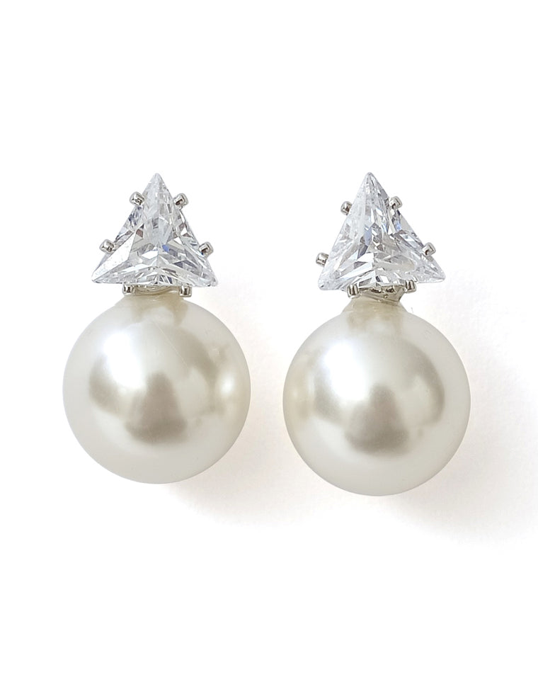 フェイクパール×トライアングルピアス