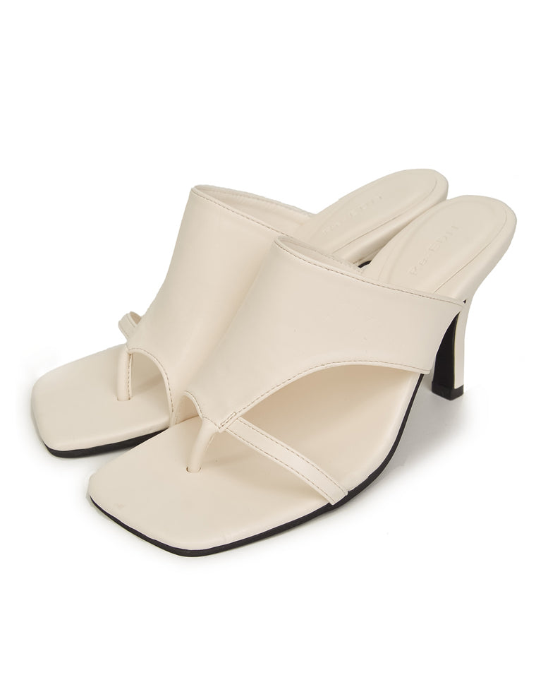 アシンメトリースクエアトゥトングサンダル