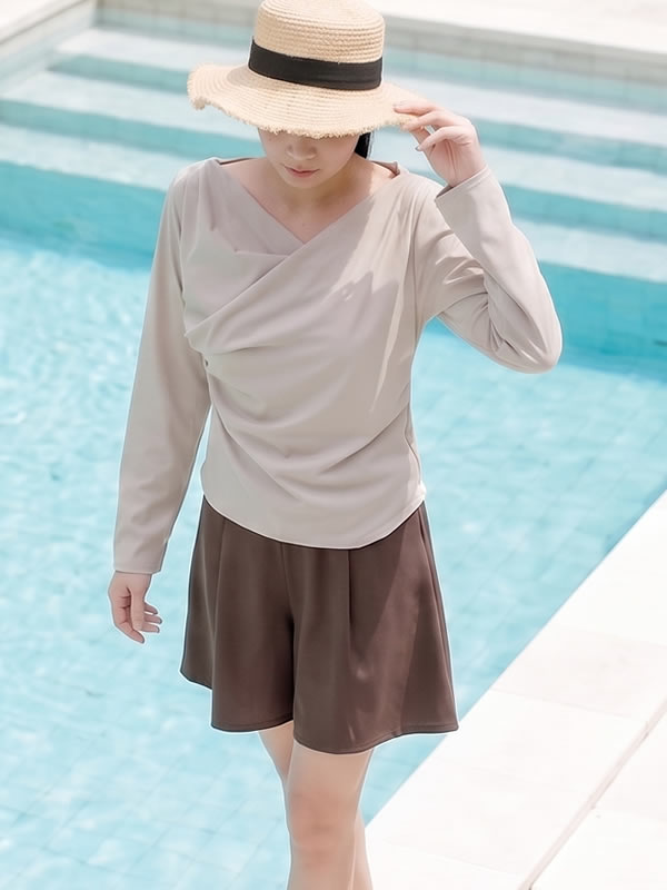 ドレープトップス × ショートパンツ