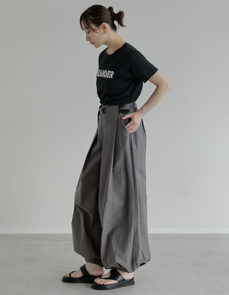 フロッキーゴシックロゴTシャツ