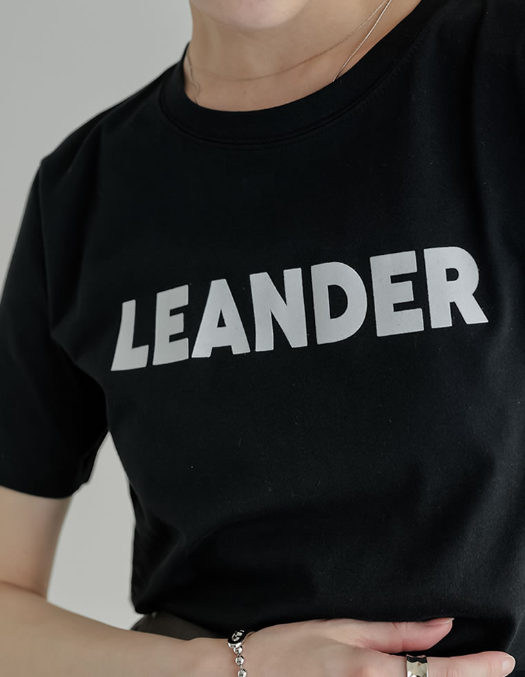 フロッキーゴシックロゴTシャツ