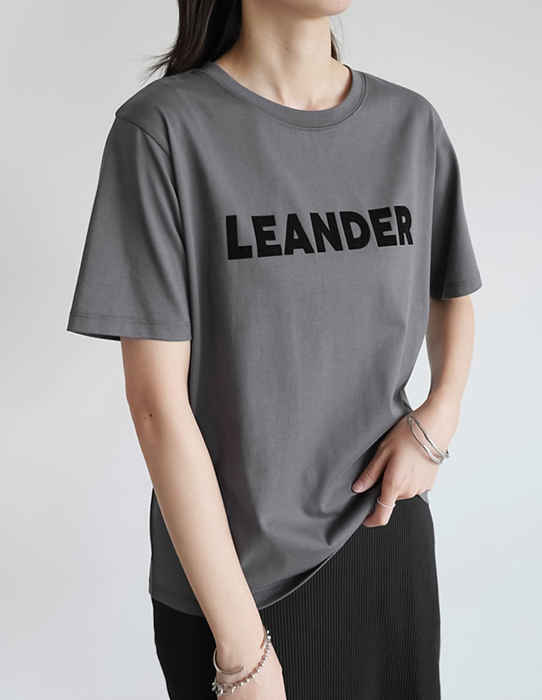 フロッキーゴシックロゴTシャツ