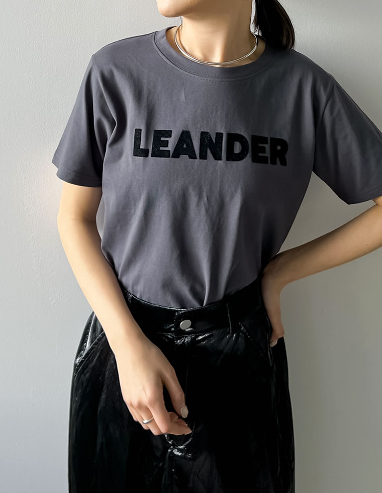 フロッキーゴシックロゴTシャツ