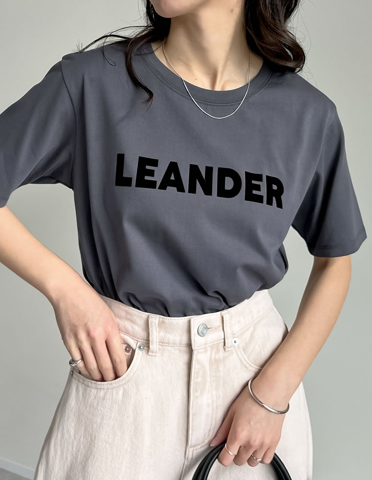 フロッキーゴシックロゴTシャツ
