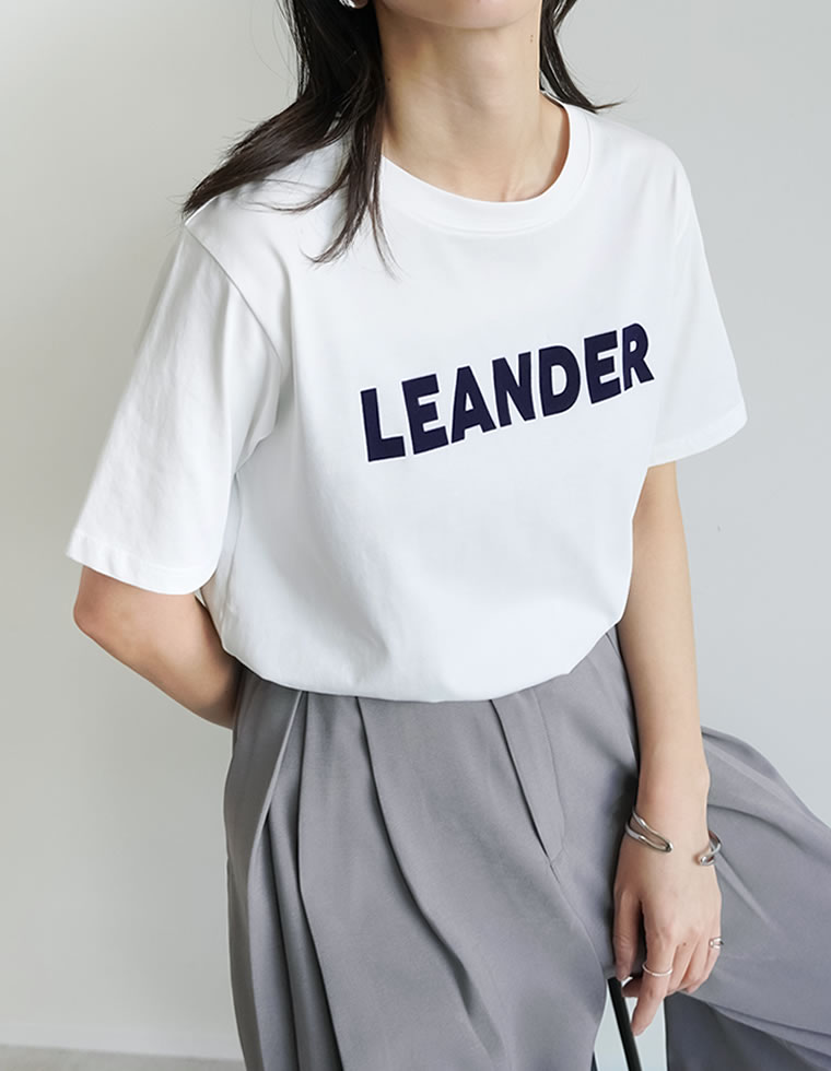 フロッキーゴシックロゴTシャツ