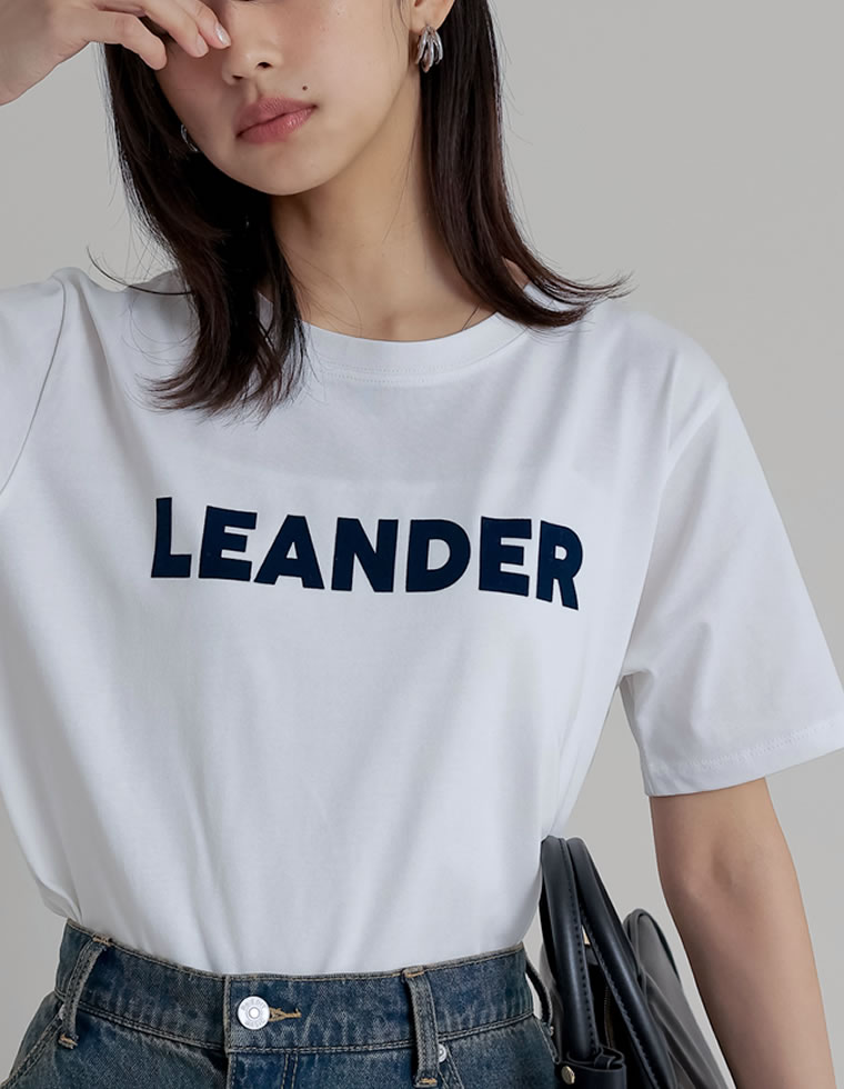 フロッキーゴシックロゴTシャツ