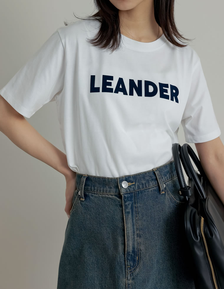 フロッキーゴシックロゴTシャツ