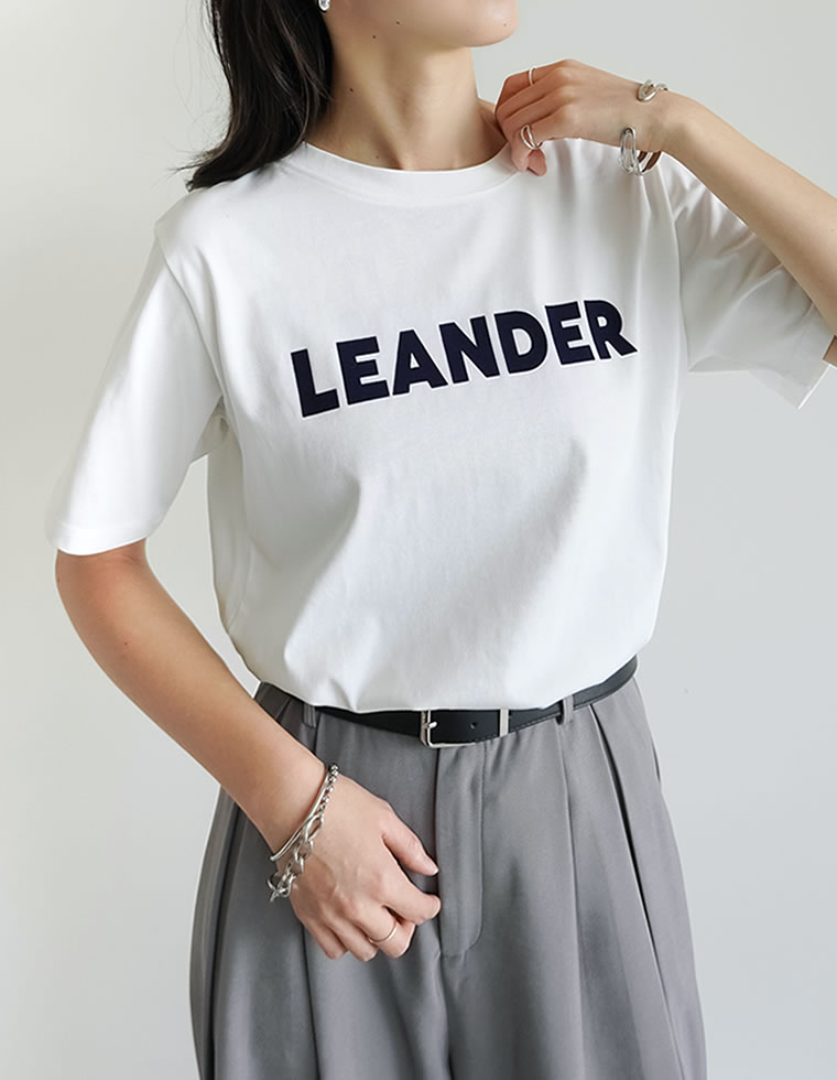 フロッキーゴシックロゴTシャツ