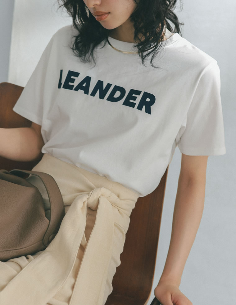 フロッキーゴシックロゴTシャツ