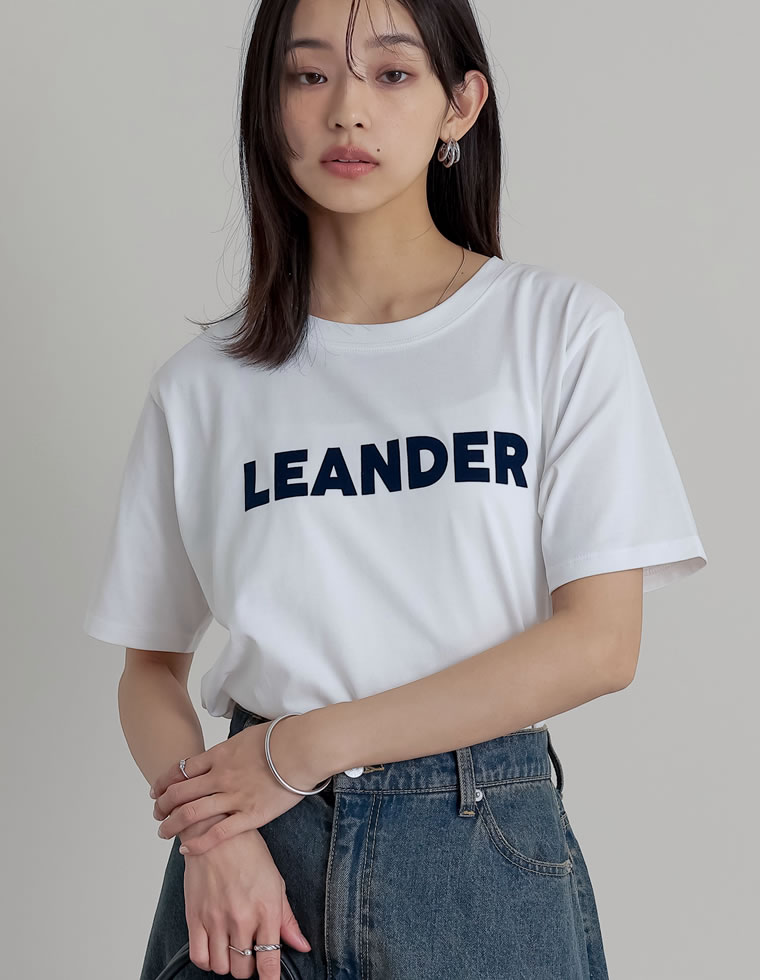 フロッキーゴシックロゴTシャツ