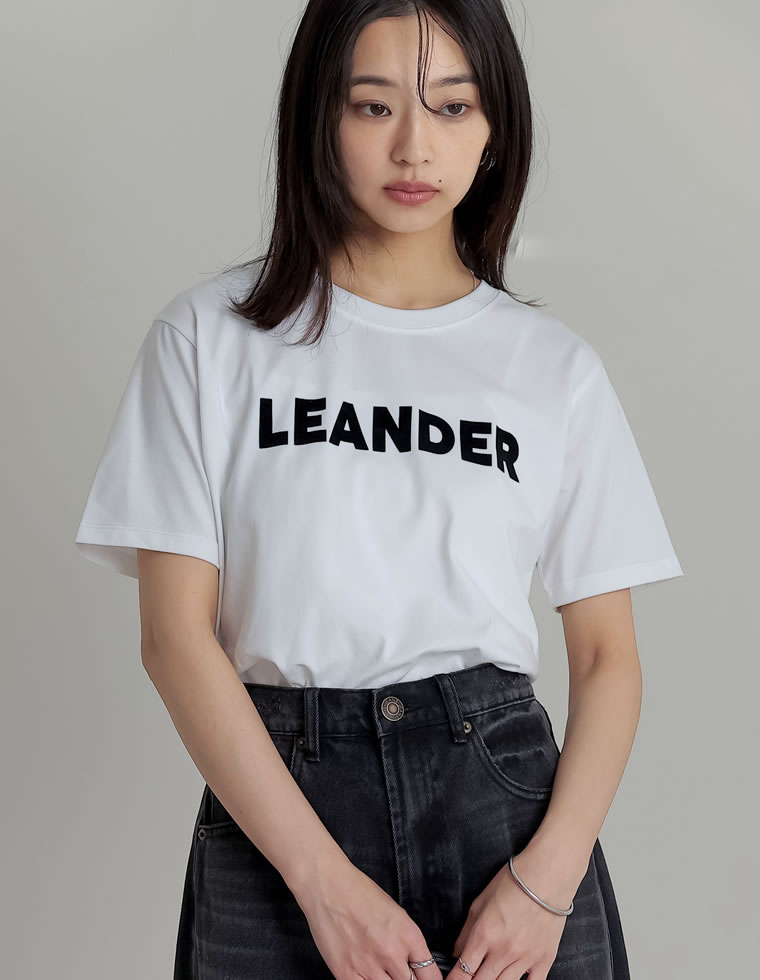 フロッキーゴシックロゴTシャツ