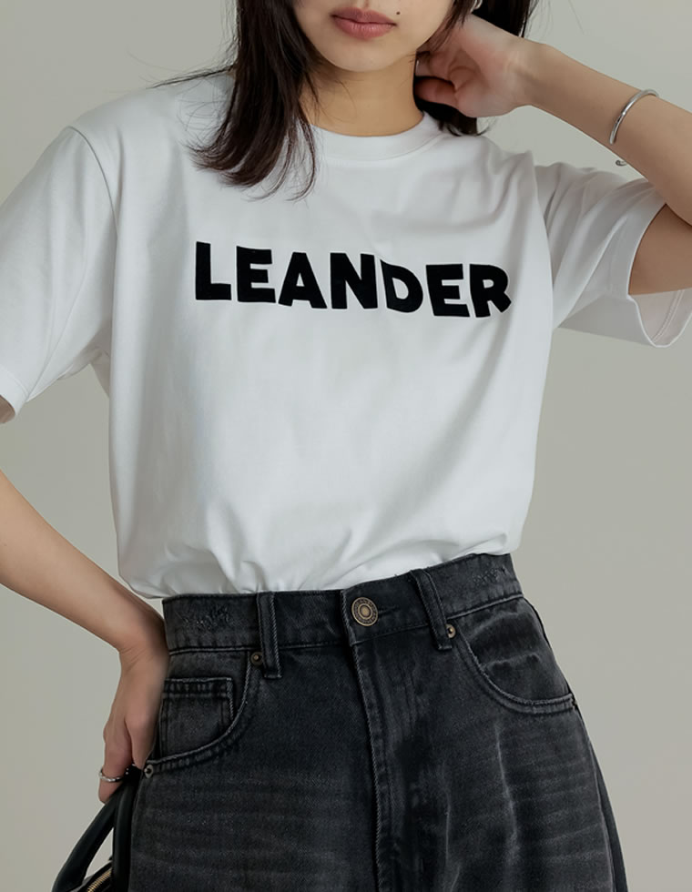フロッキーゴシックロゴTシャツ