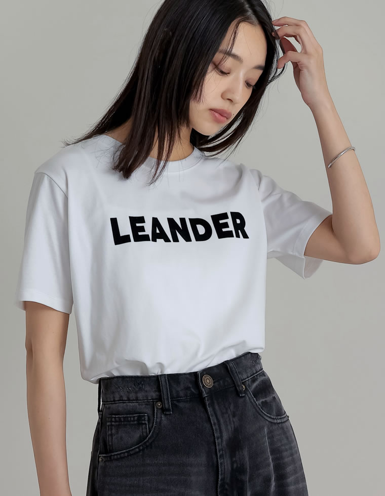 フロッキーゴシックロゴTシャツ
