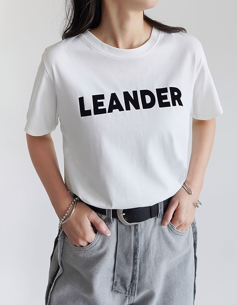 フロッキーゴシックロゴTシャツ