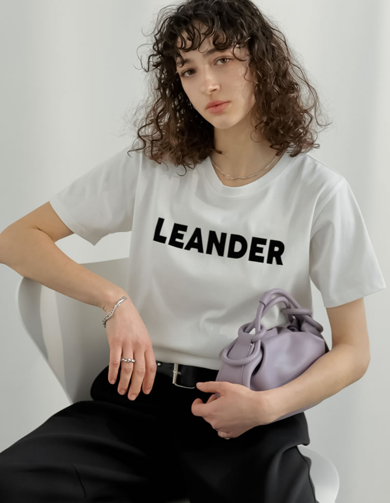 フロッキーゴシックロゴTシャツ