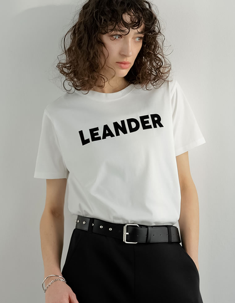 フロッキーゴシックロゴTシャツ
