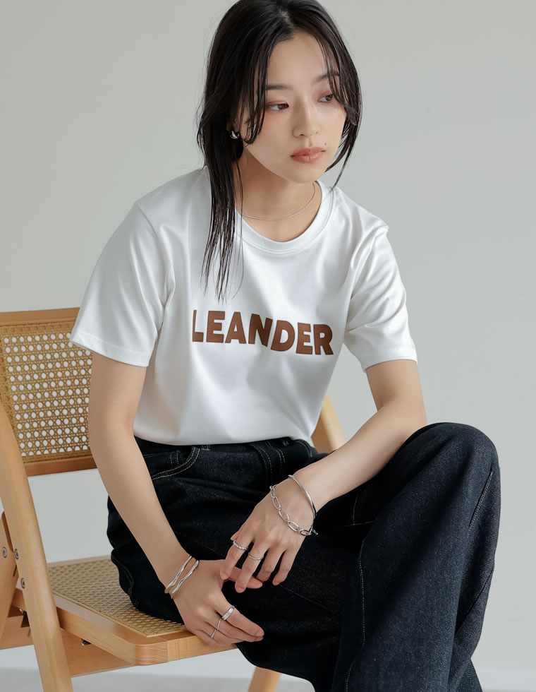 フロッキーゴシックロゴTシャツ