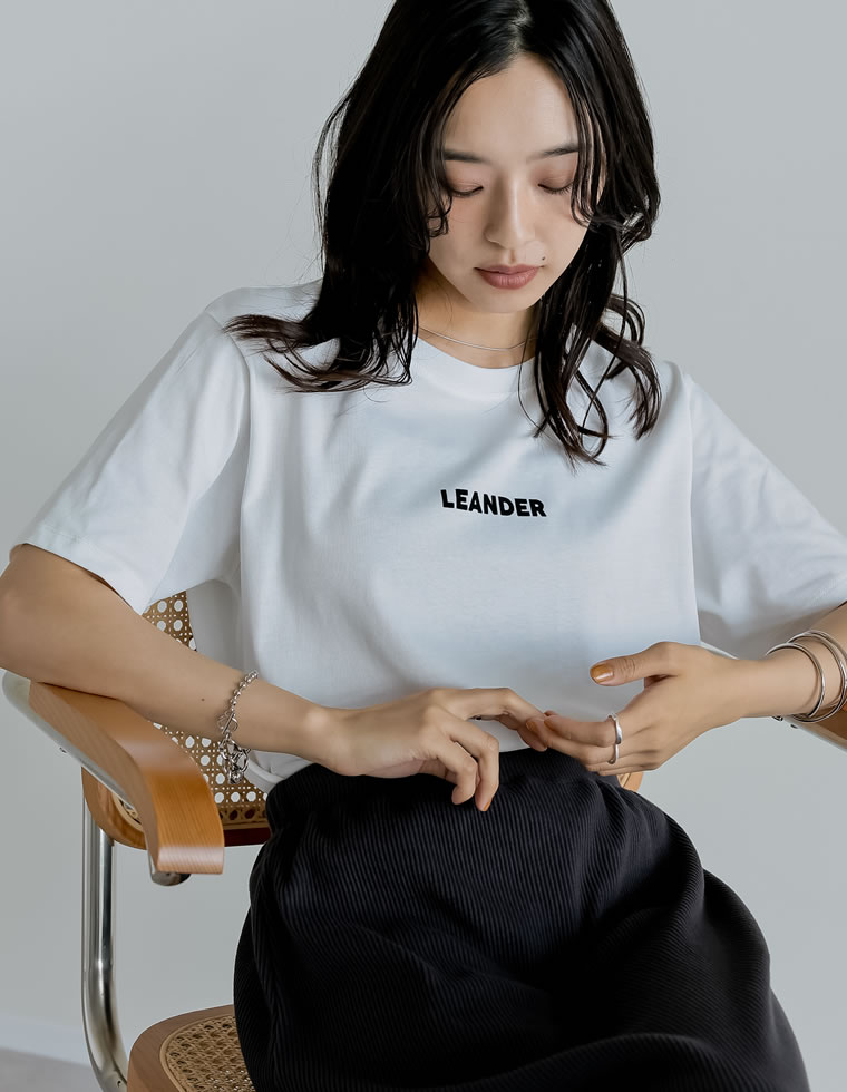 フロッキーゴシックロゴTシャツ