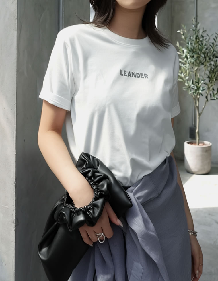 フロッキーゴシックロゴTシャツ