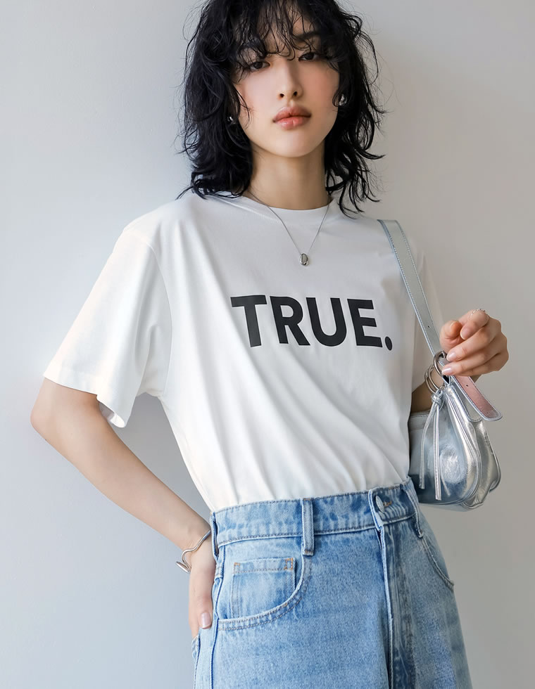 TRUEメタリックロゴプリントTシャツ