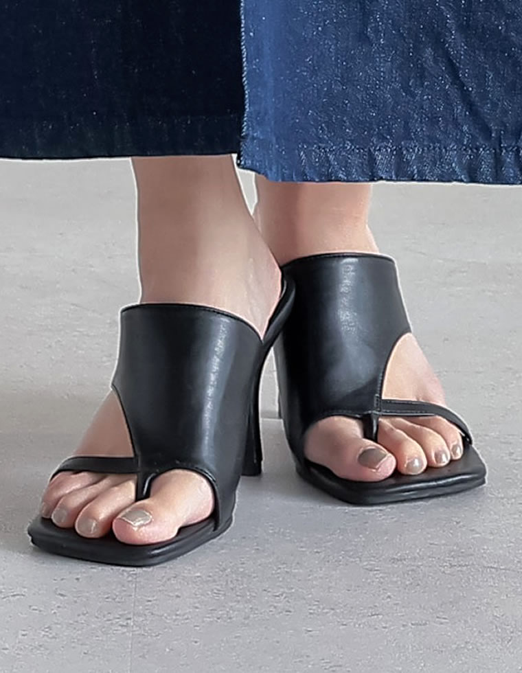 アシンメトリースクエアトゥトングサンダル
