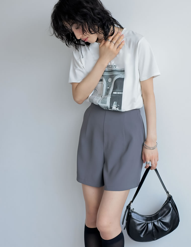モノトーンプリントTシャツ