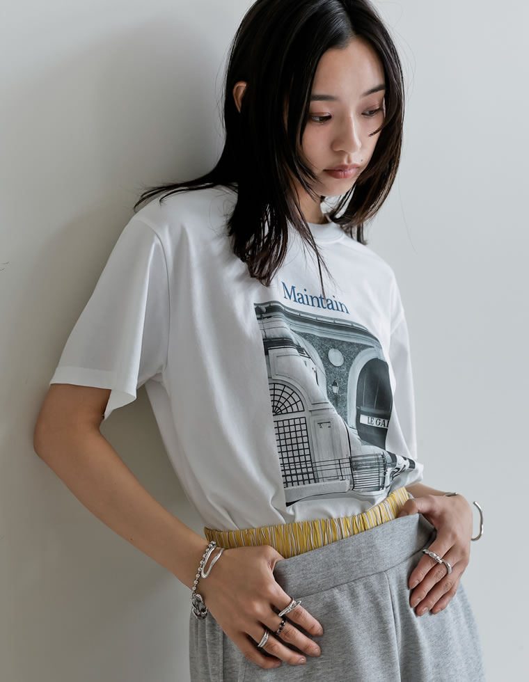 モノトーンプリントTシャツ