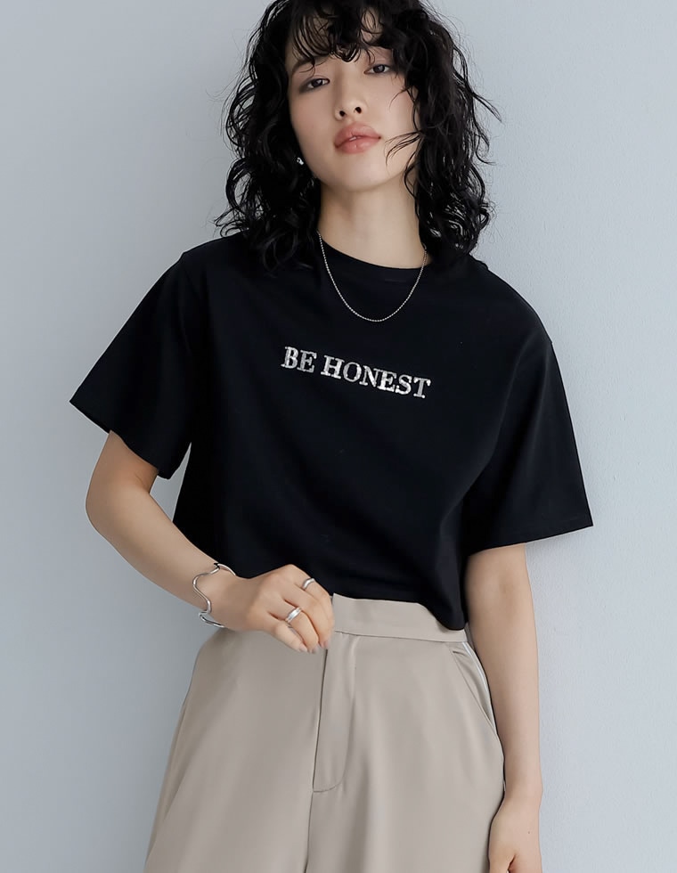クロップド丈スパンコールロゴTシャツ