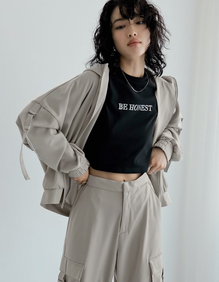 クロップド丈スパンコールロゴTシャツ