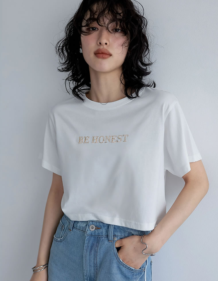 クロップド丈スパンコールロゴTシャツ