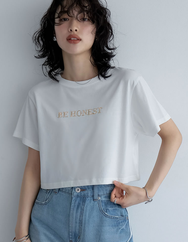 クロップド丈スパンコールロゴTシャツ