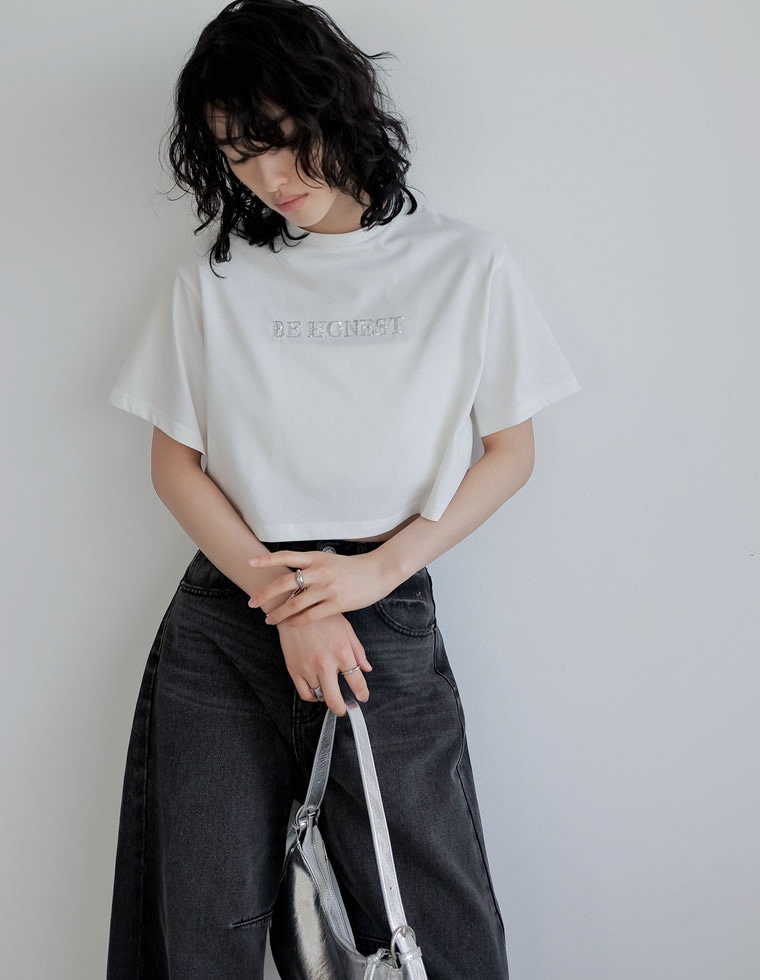 クロップド丈スパンコールロゴTシャツ