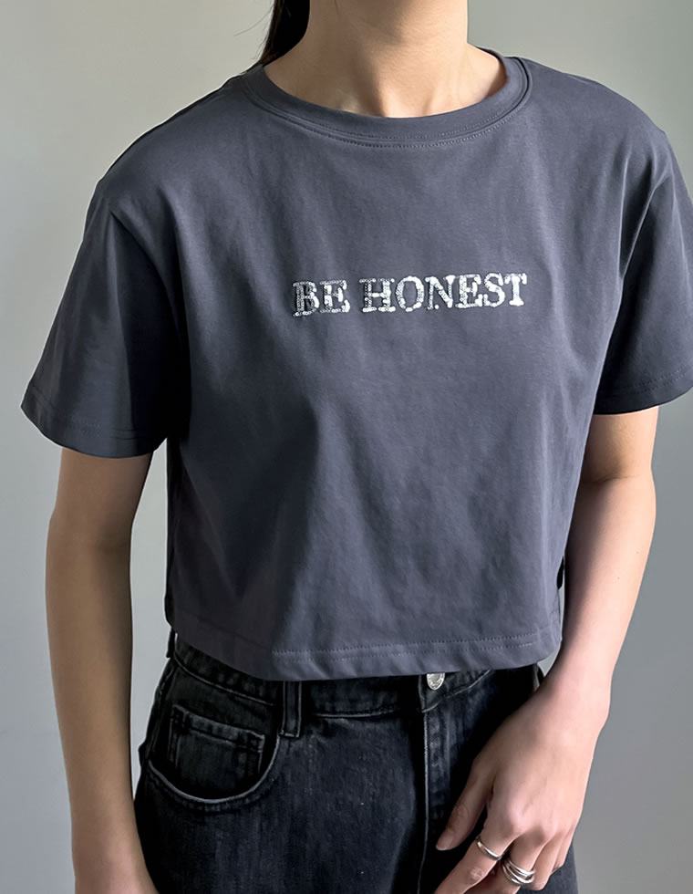 クロップド丈スパンコールロゴTシャツ