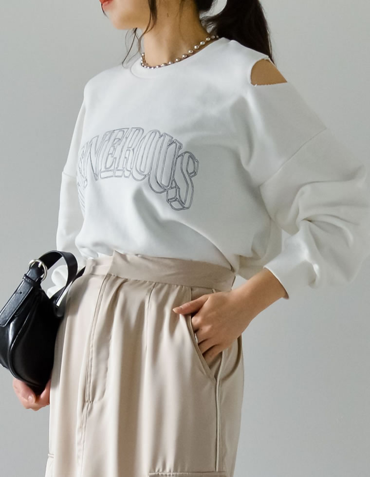 裏毛刺繍ロゴ肩スリットショート丈トップス