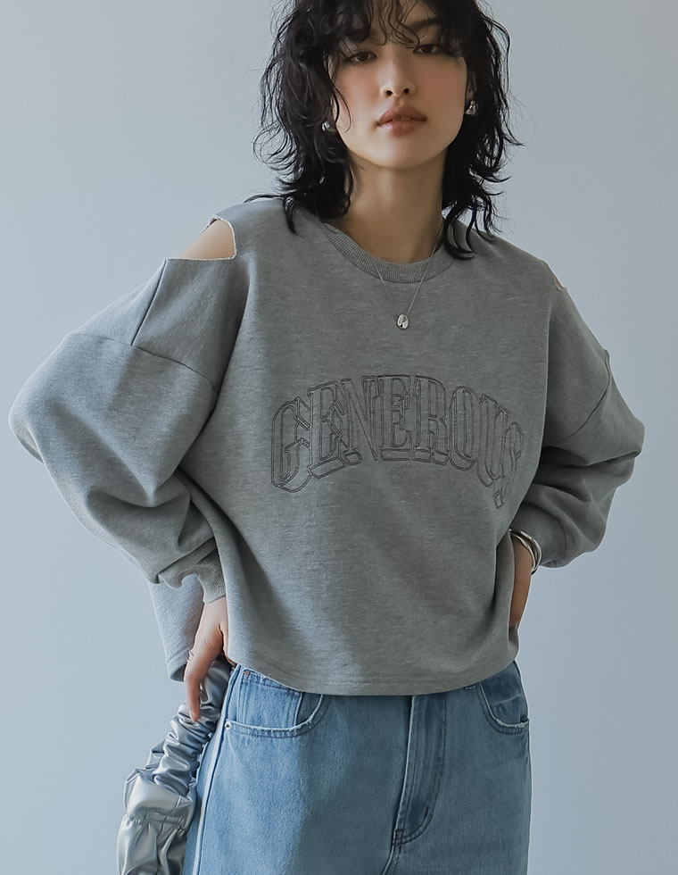 裏毛刺繍ロゴ肩スリットショート丈トップス