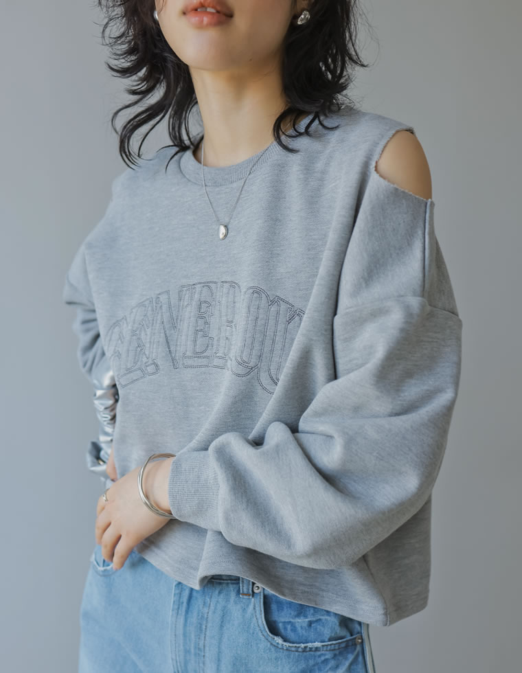 裏毛刺繍ロゴ肩スリットショート丈トップス