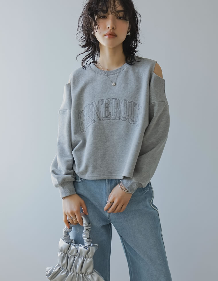 裏毛刺繍ロゴ肩スリットショート丈トップス