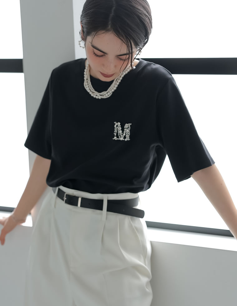 MロゴビジューモチーフTシャツ