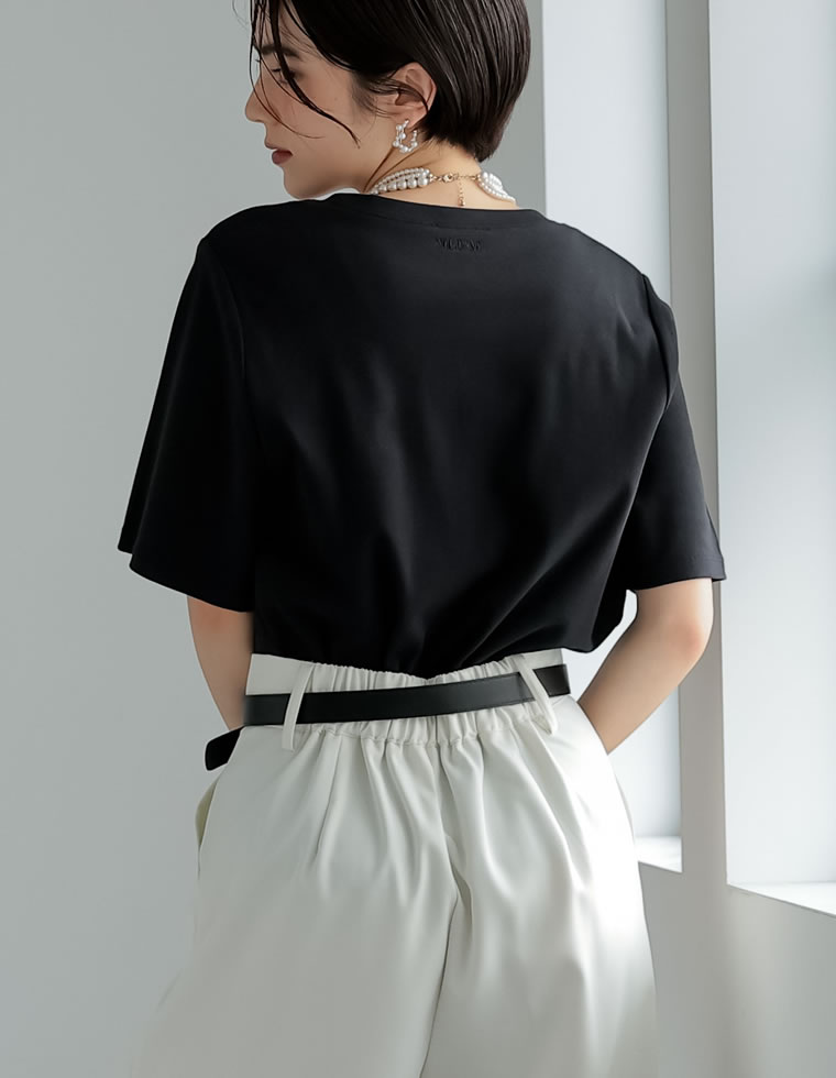 MロゴビジューモチーフTシャツ