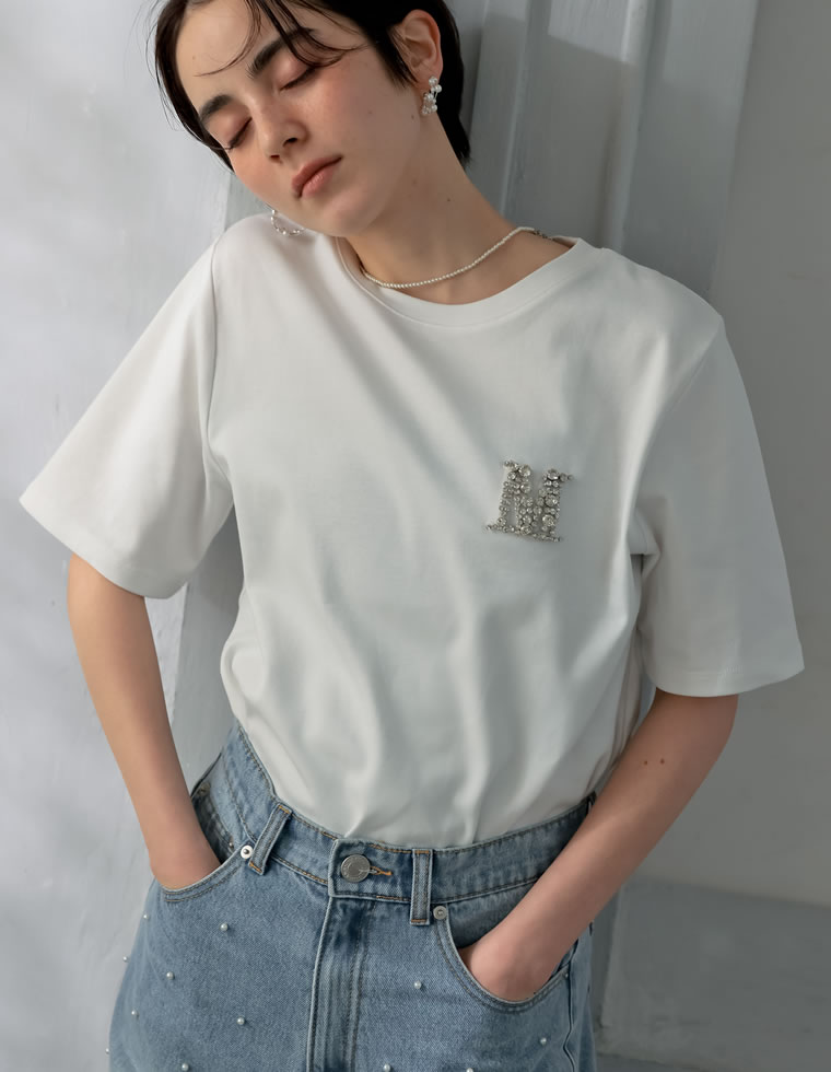 MロゴビジューモチーフTシャツ