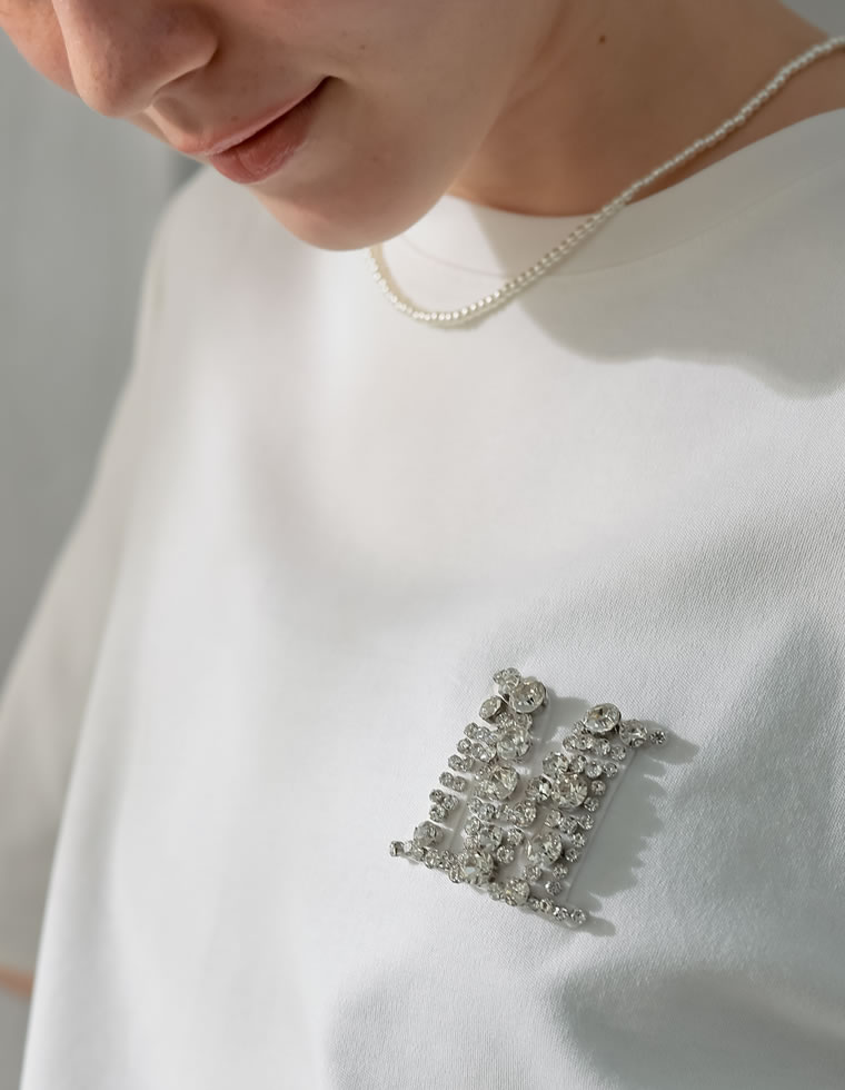 MロゴビジューモチーフTシャツ
