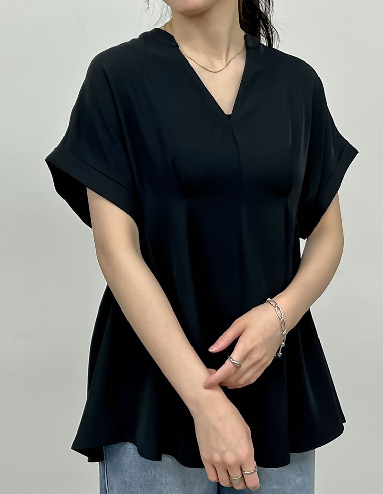 タックフレアーキーネックブラウス