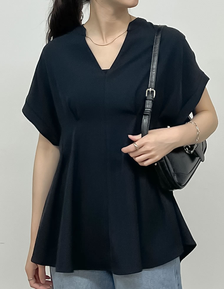 タックフレアーキーネックブラウス