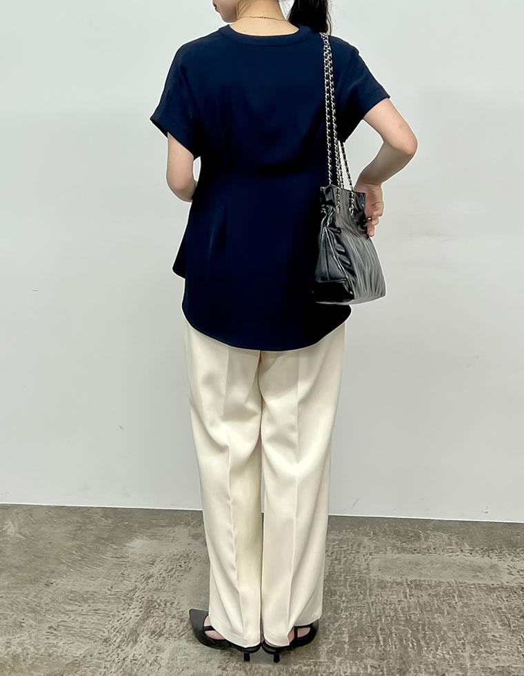 タックフレアーキーネックブラウス