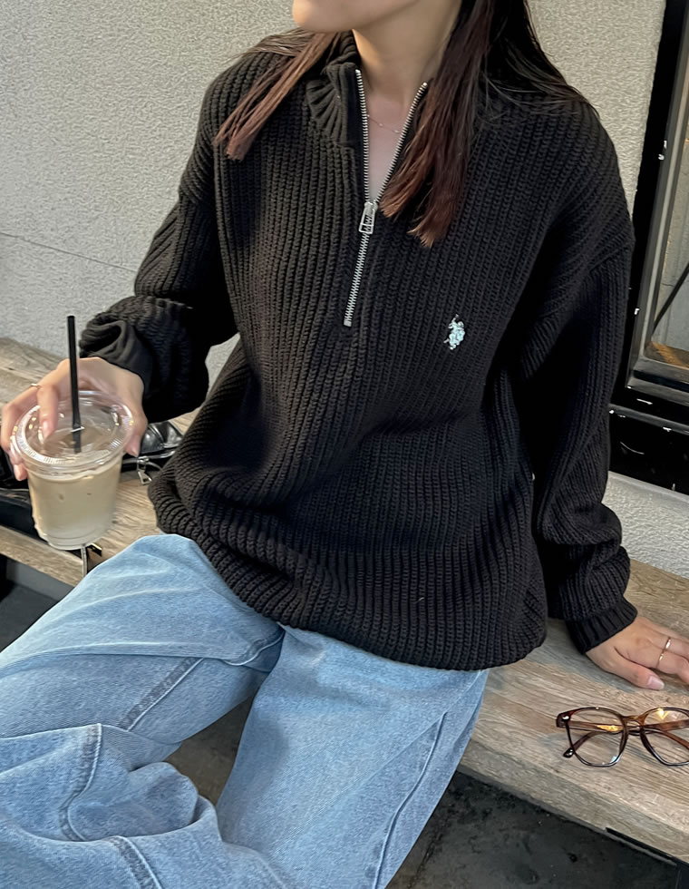 ワンポイント刺繍ハーフジップニット